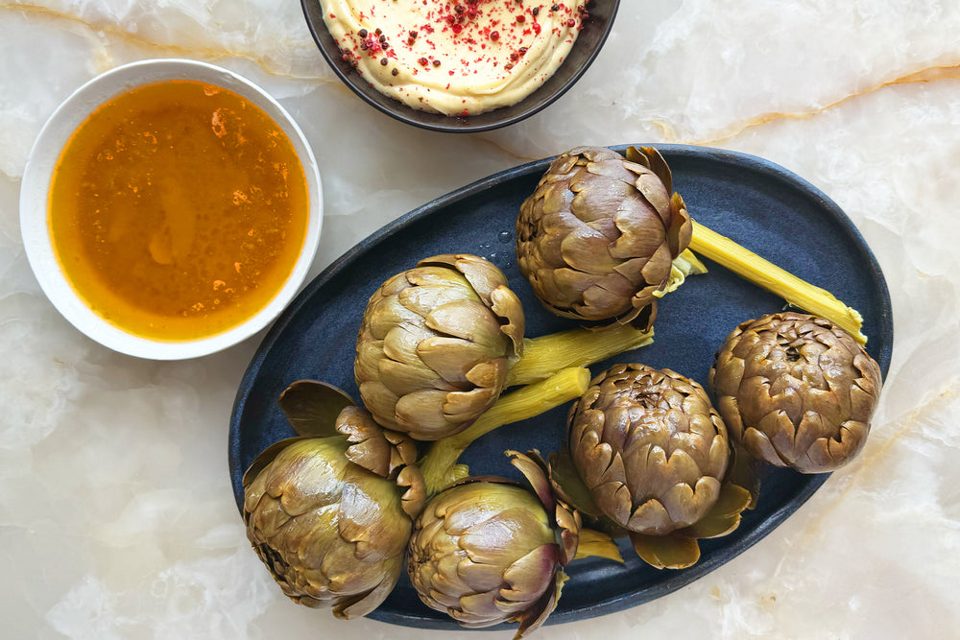 Alcachofas con Aïoli de pimienta rosa y mantequilla de anchoas