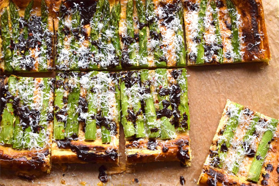 Verrukkens- en ricottataart met miso en zwarte knoflook