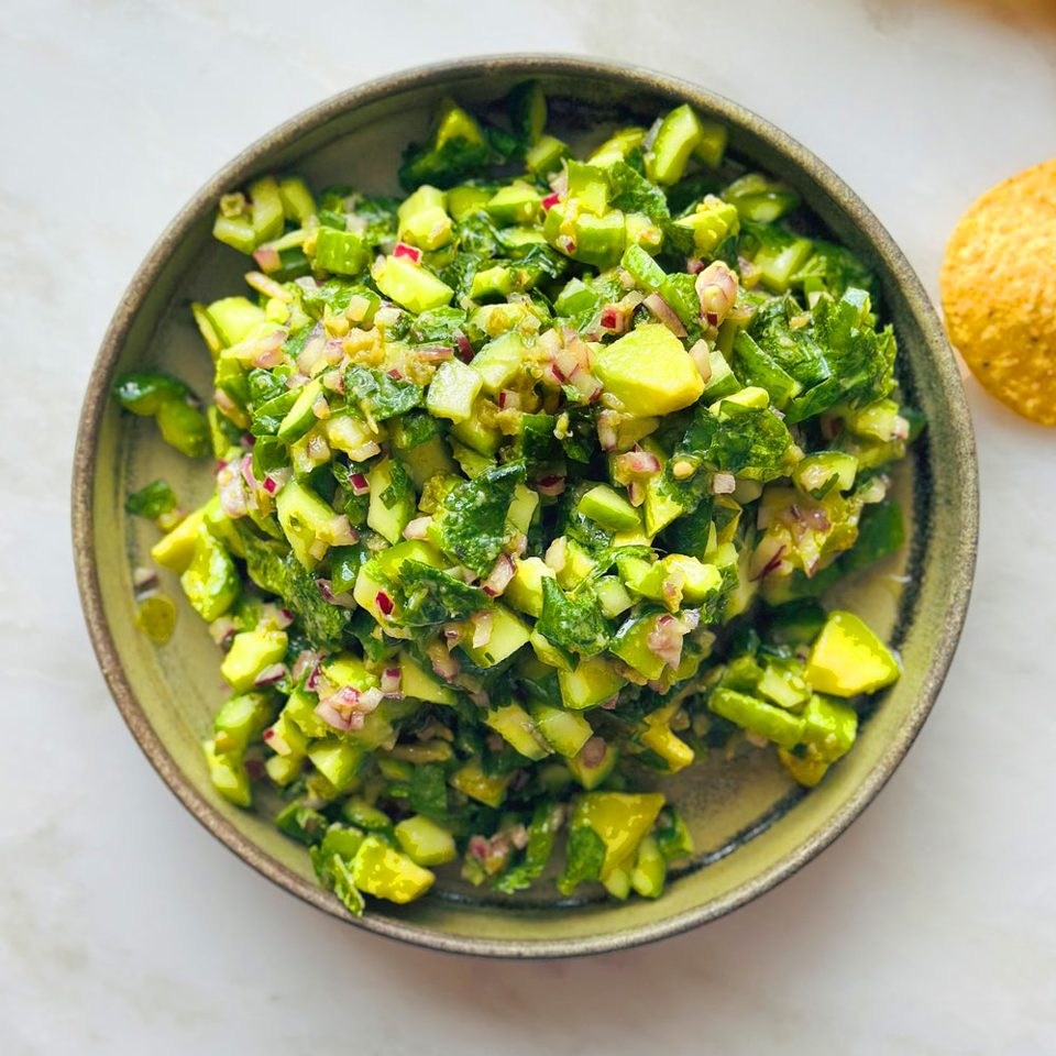 Ensalada picada de aguacate y pepino con shatta verde