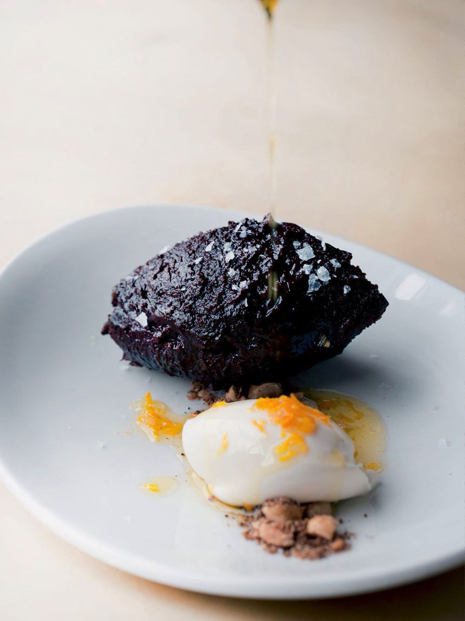 Ganache de chocolate al horno con avellanas picantes y aceite de naranja