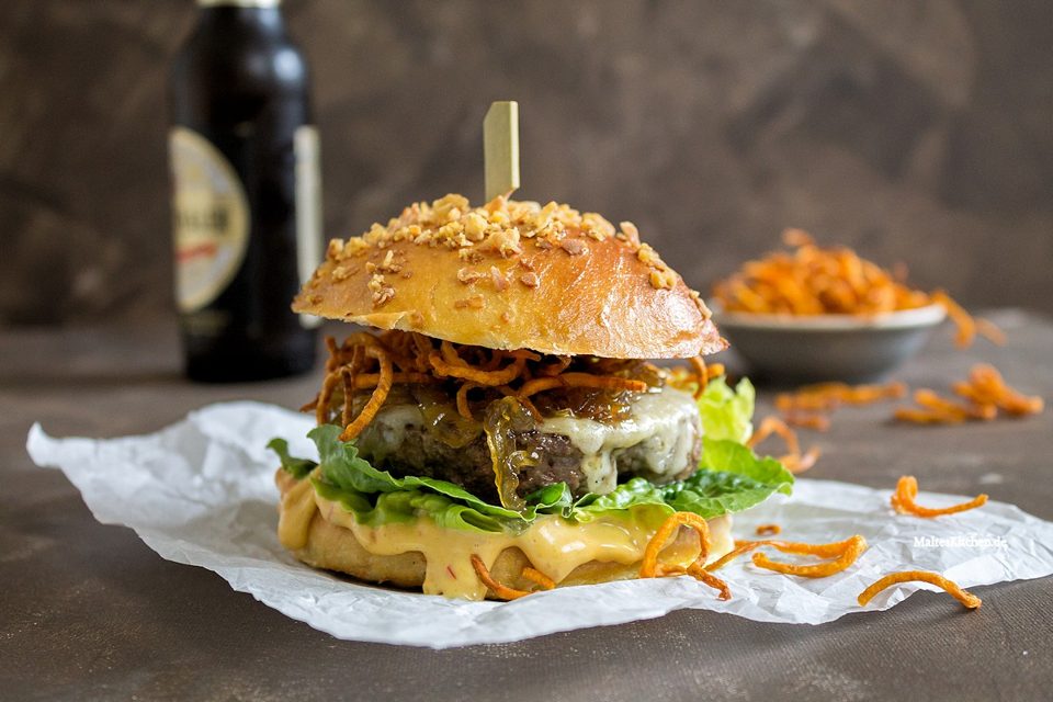 Runderburger met chili-mayo & zoete aardappelchips