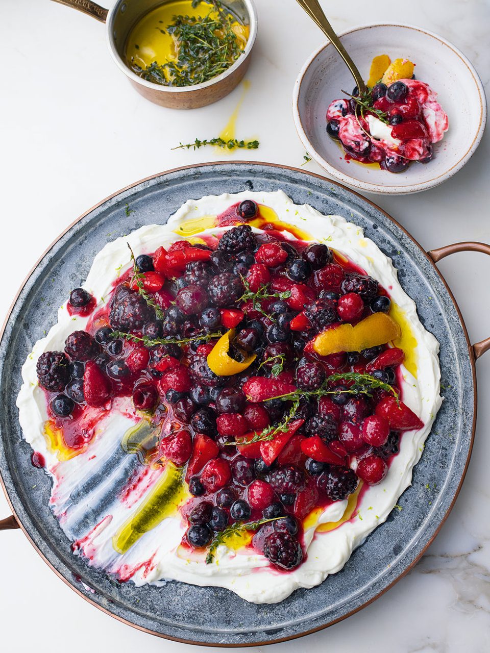 Bessenschotel met schapenlabneh en sinaasappelolie