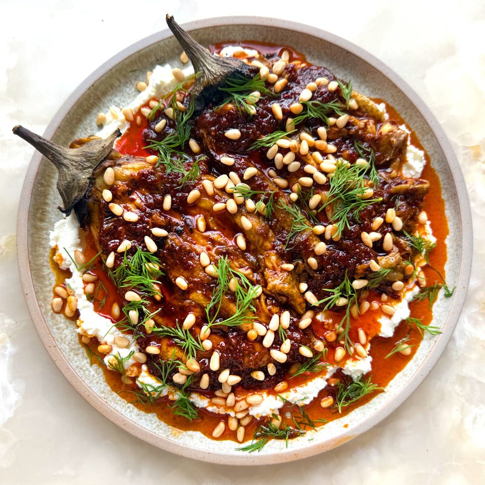 Berenjena quemada con feta y aceite de harissa