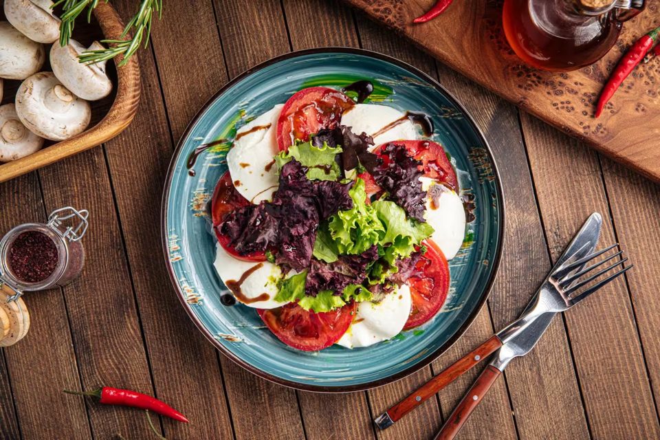 Caprese Salad with Lettuce