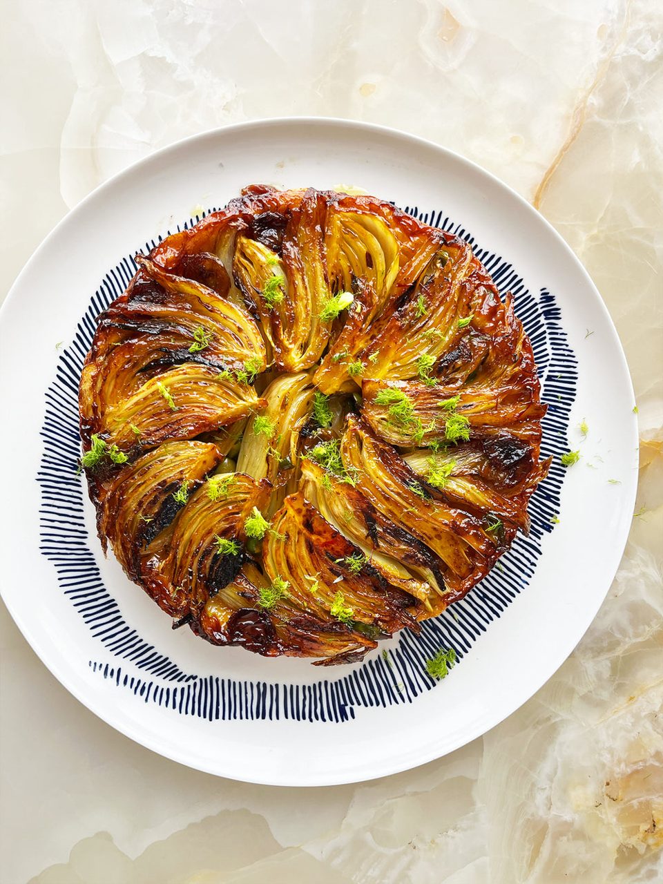Tarte tatin van gekaramelliseerde venkel en druiven met saffraan en olijven