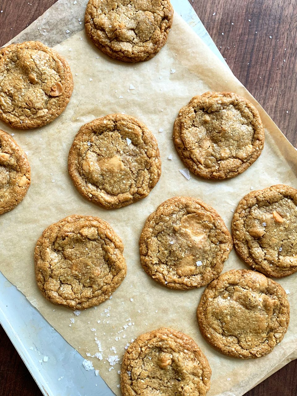 Gekarameliseerde wittechocolade- en macadamianotenkoekjes