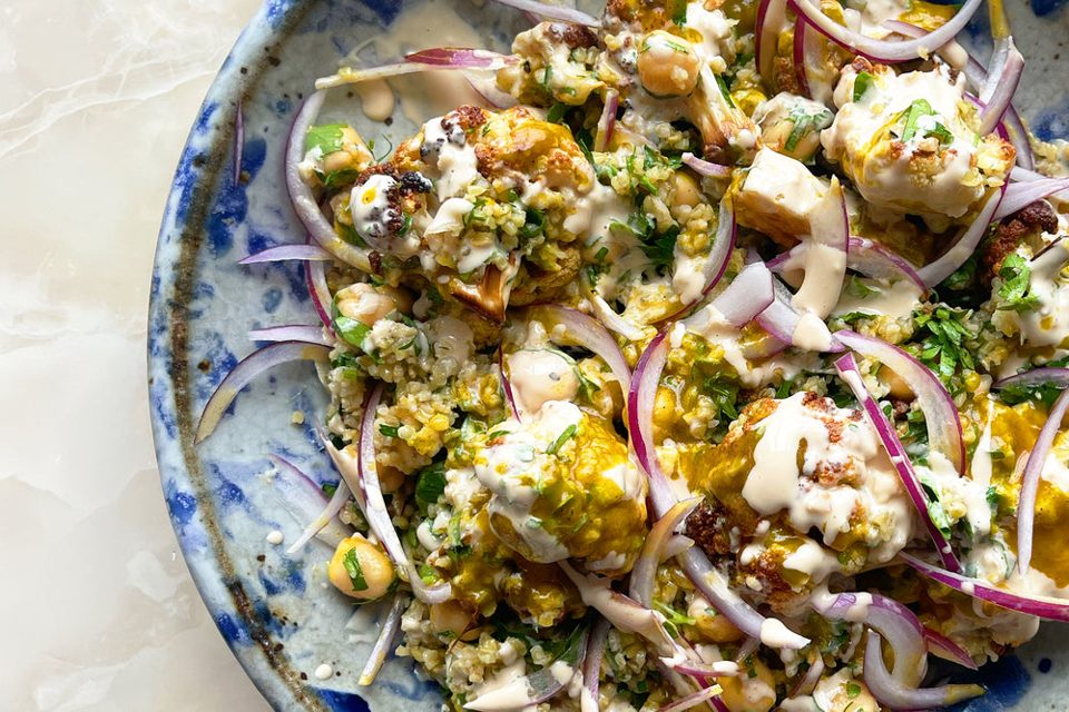 Ensalada de coliflor con amba y tahini