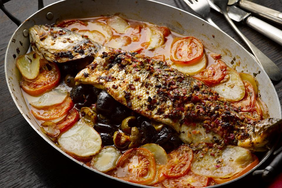 Lubina a la chermoula, rellena de aceitunas y limón conservado