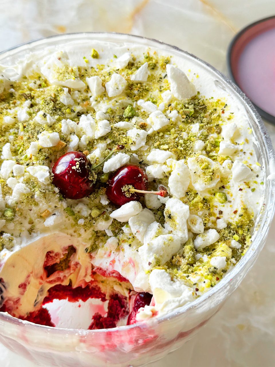 Trifle de cereza con crumble de pistacho y romero