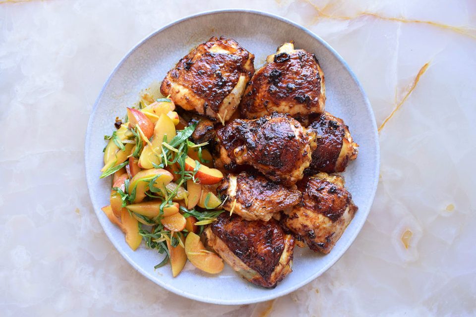 Pollo asado con chipotle con ensalada de ciruela y estragón