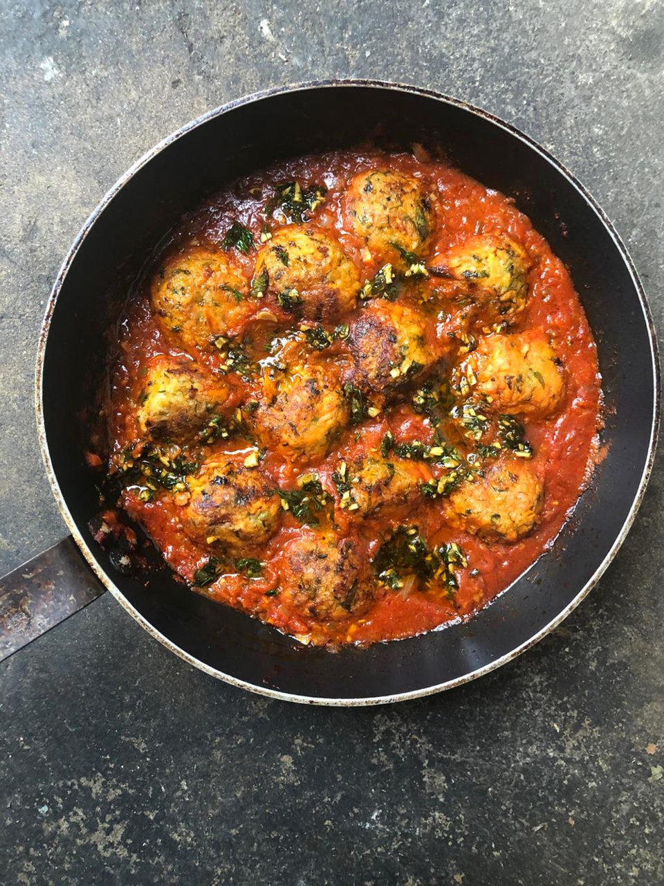 Albóndigas de calabacín y garbanzos en salsa de tomate picante