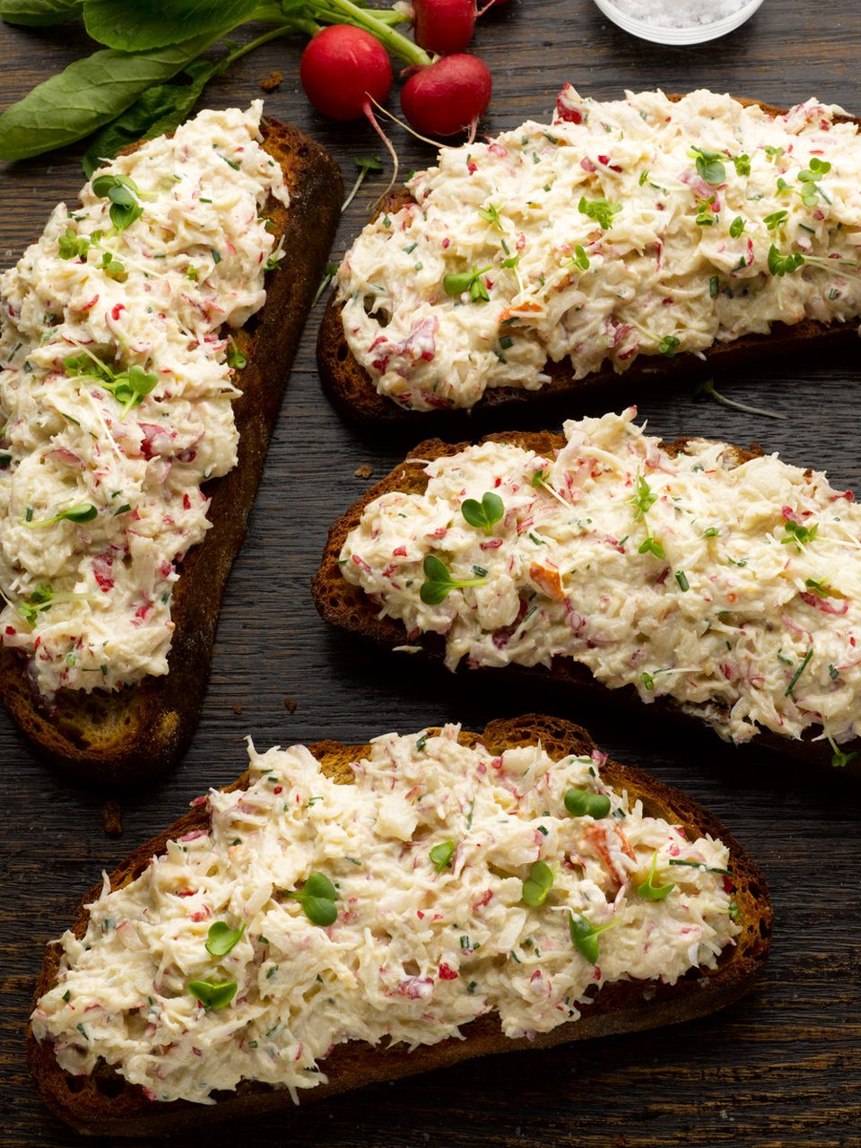 Bruschetta de cangrejo y rábano con cresta de rábano