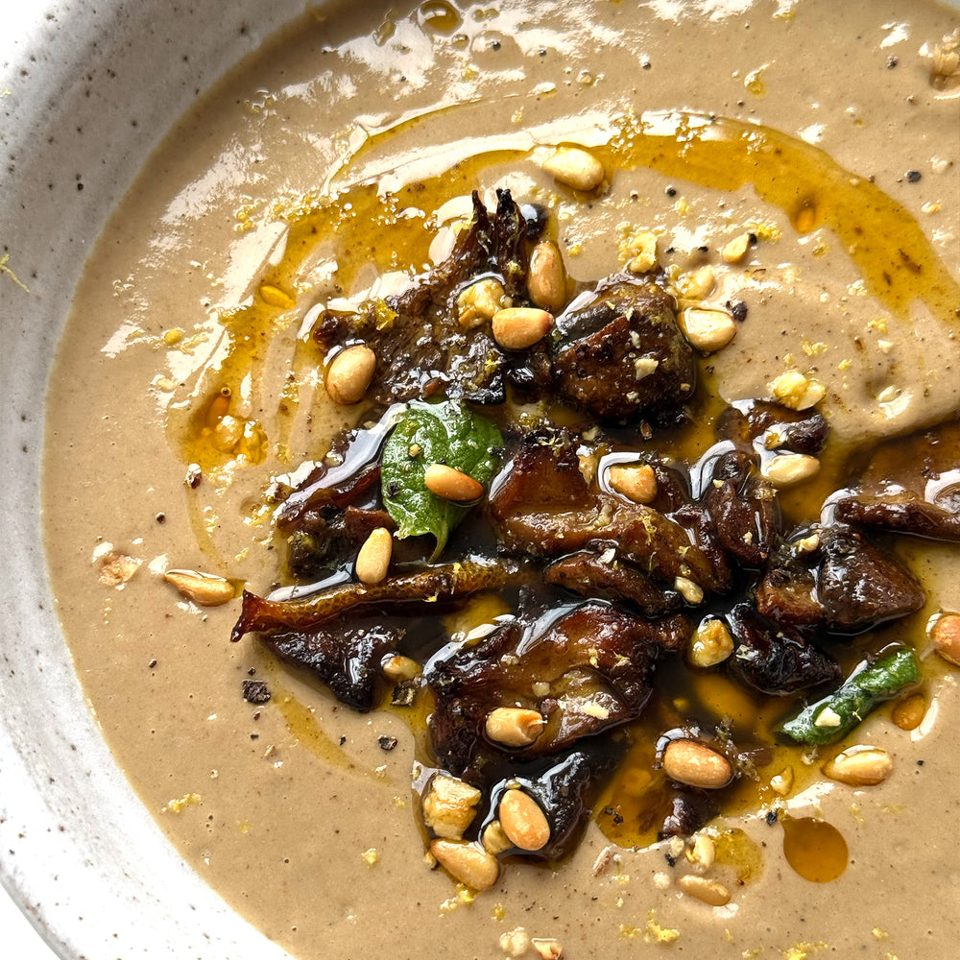 Sopa cremosa de setas con setas ras el hanout pegajosas