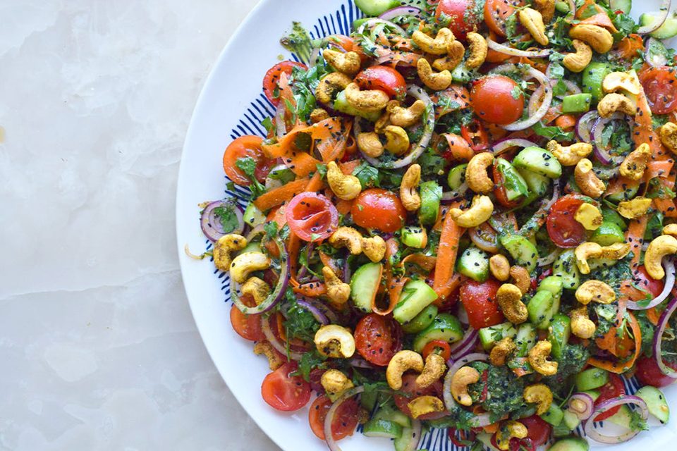 Ensalada crujiente de pepino con anacardos al curry
