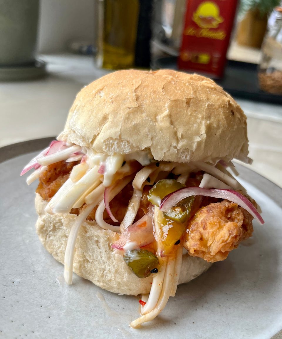 Hamburguesa de pollo frito al curry con chutney dulce de mango y ensalada de apionabo