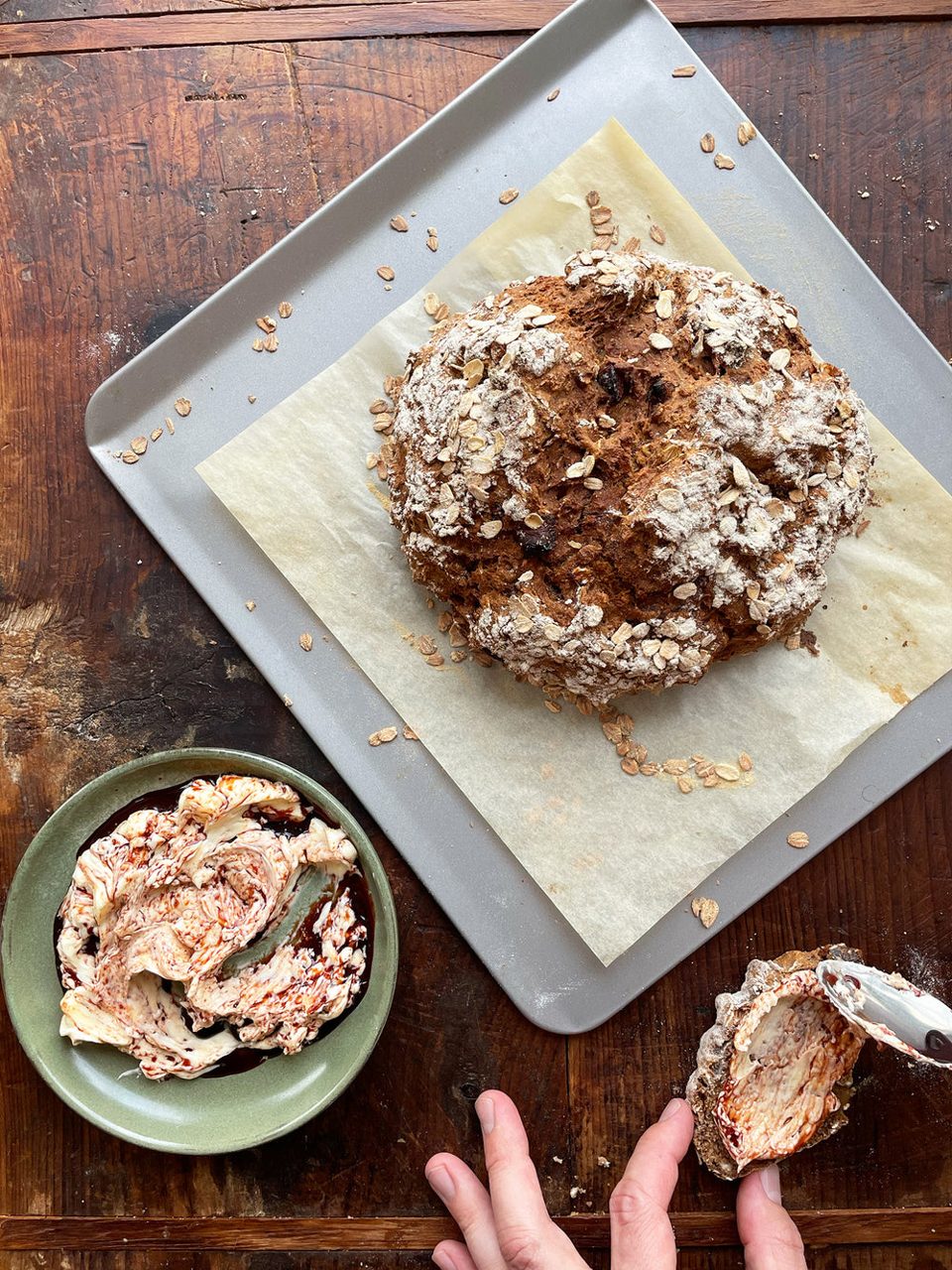 Pan de molde de avena y higos con panecillo de mantequilla de dátiles salados