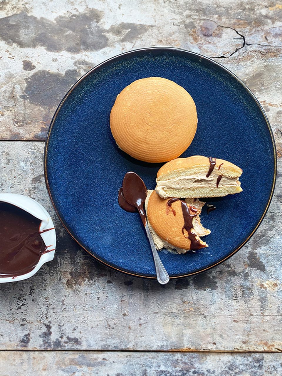 Dorayaki con crema de café y salsa de chocolate con tahini