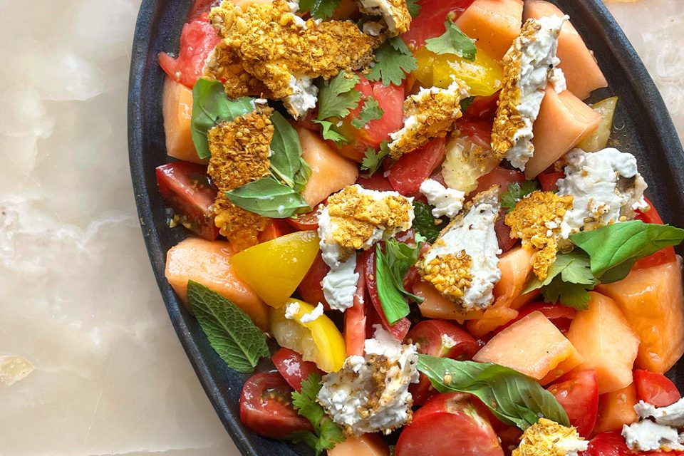 Feta empanizado con dukkah con tomates tradicionales y ensalada de melón