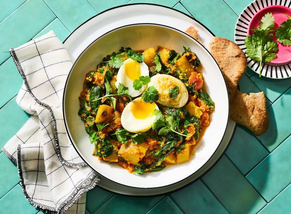 Curry de huevo con espinacas y naan