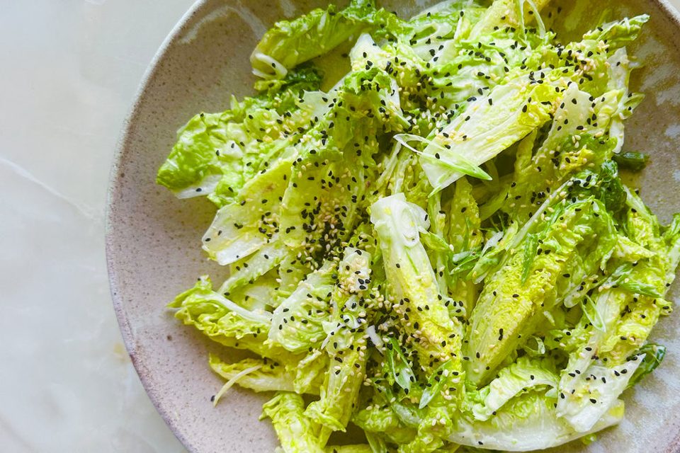 Ensalada verde con aderezo de limón conservado