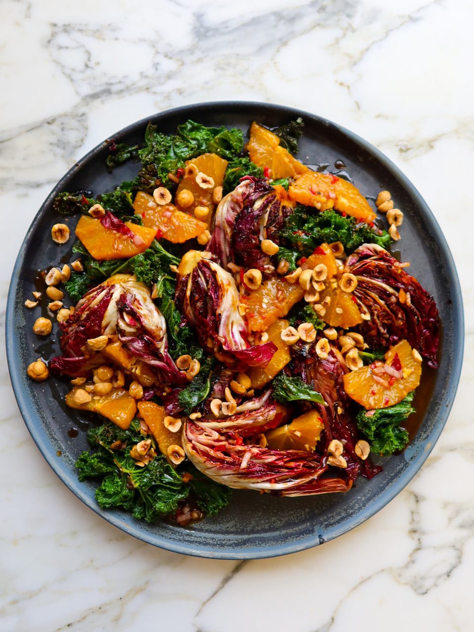 Ensalada de radicchio y col rizada a la parrilla con naranja y avellanas