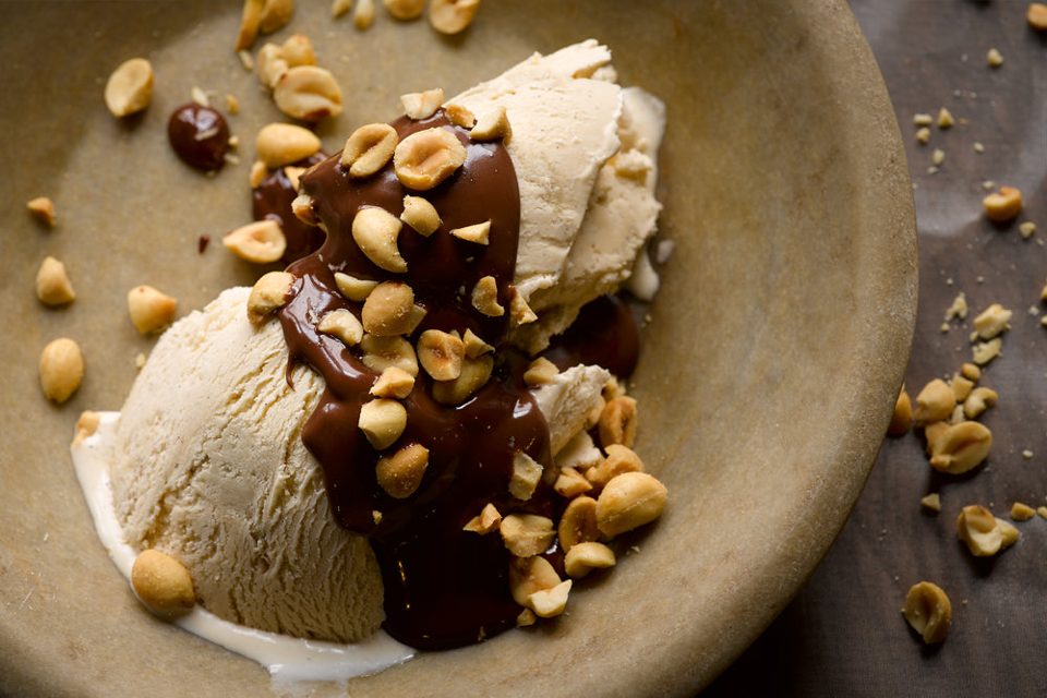 Helado de halva con salsa de chocolate y cacahuetes