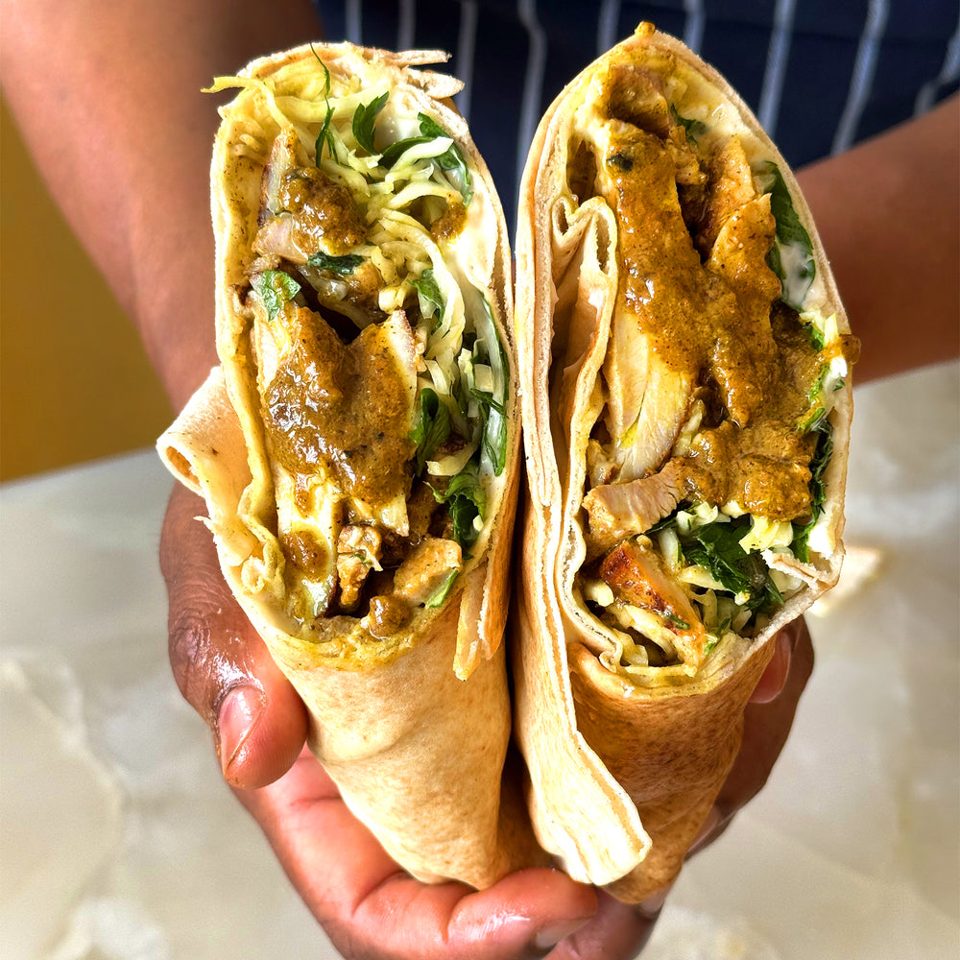 Sándwich de pollo de Hawaij con ensalada rápida de hierbas