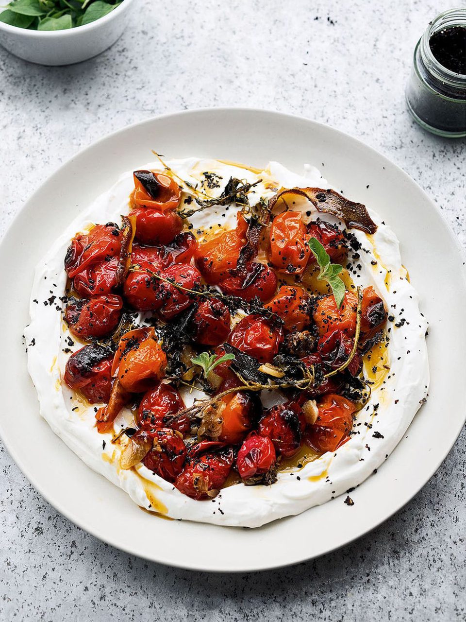 Heet geroosterde kersen met koude yoghurt