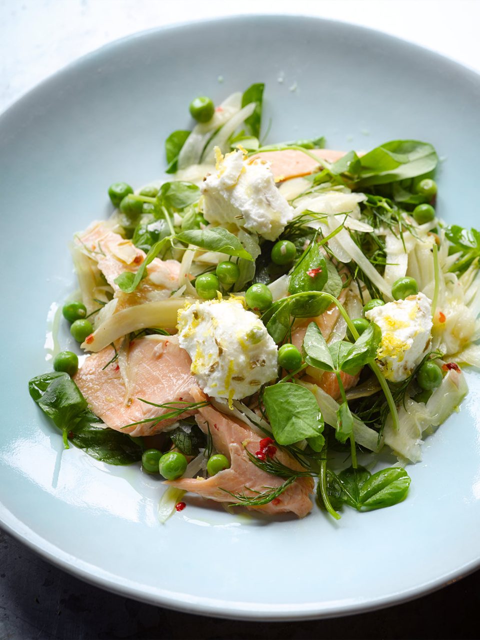 Heetgerookte forel met venkel, doperwten en geitenkaas