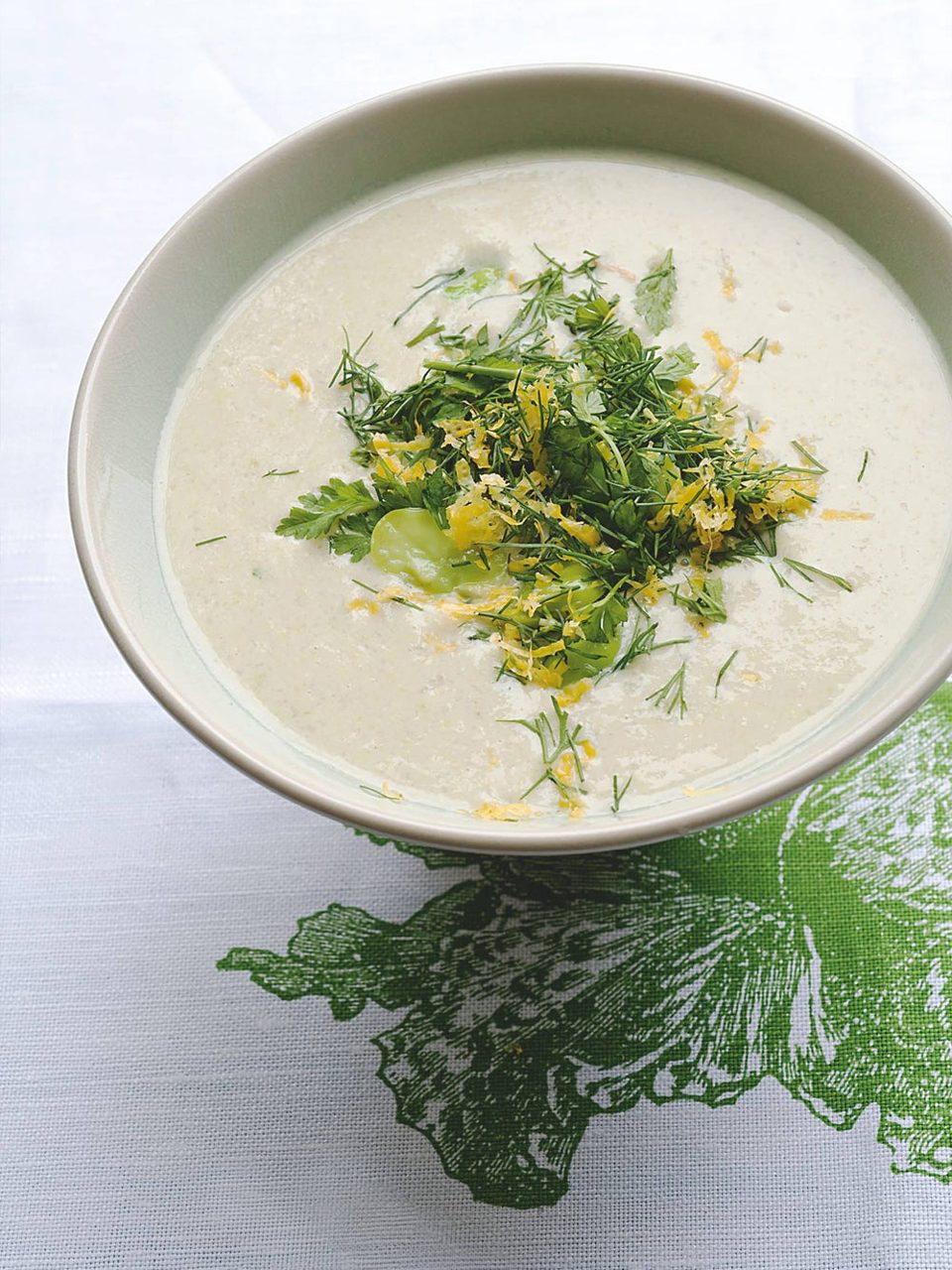 Sopa caliente de yogur y habas