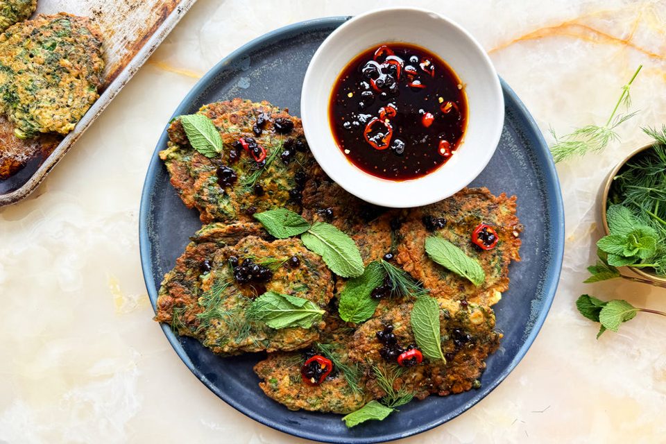 Buñuelos iraníes de hierbas con salsa de inmersión de agracejo