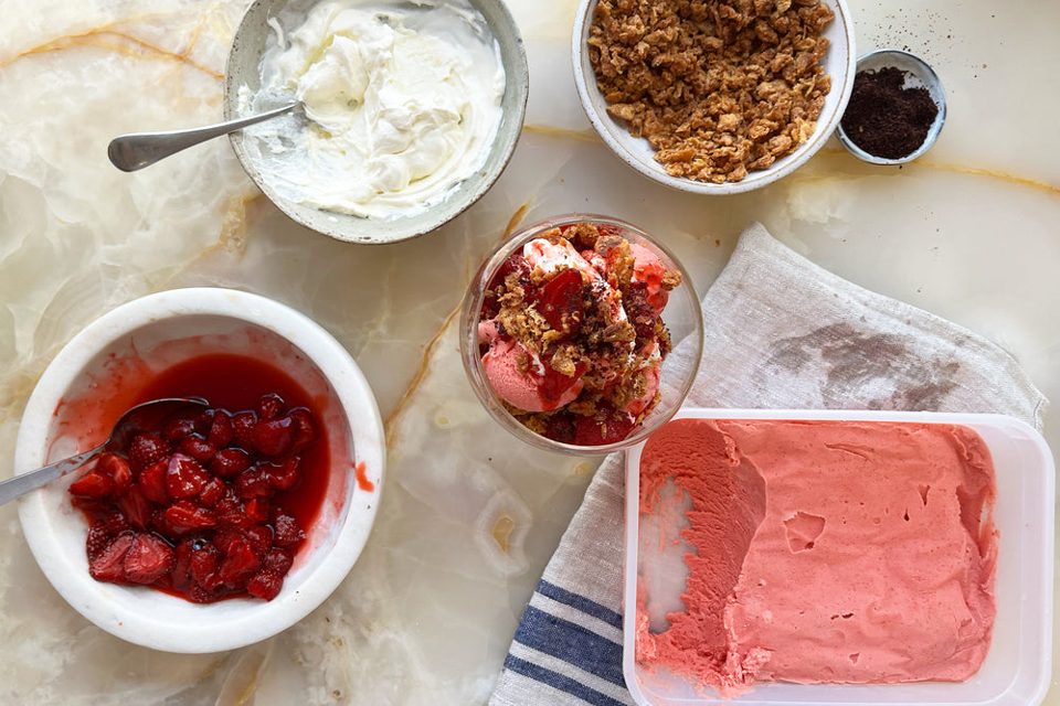 Jammy croissant aardbei sundae