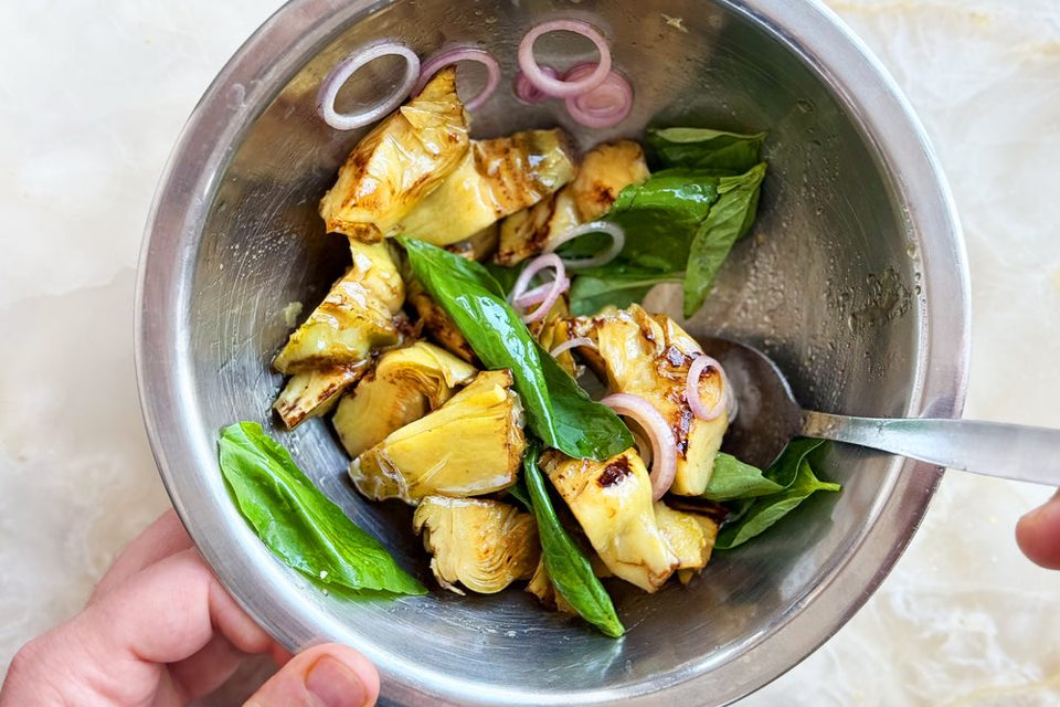 Ensalada de alcachofas en frasco con tarator de almendras