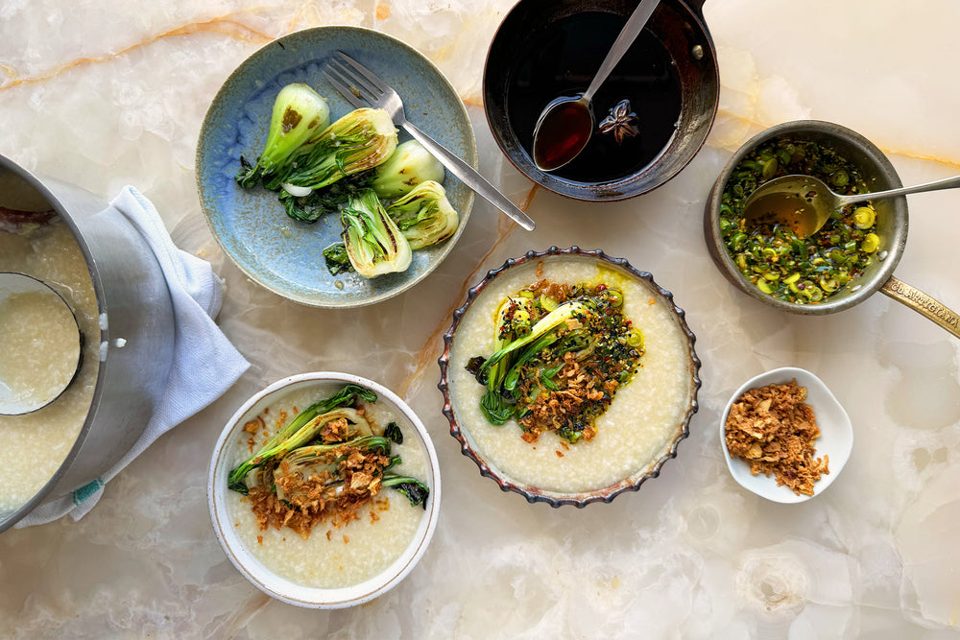 Sopa de avena con bok choy con ajo y aceite de cúrcuma