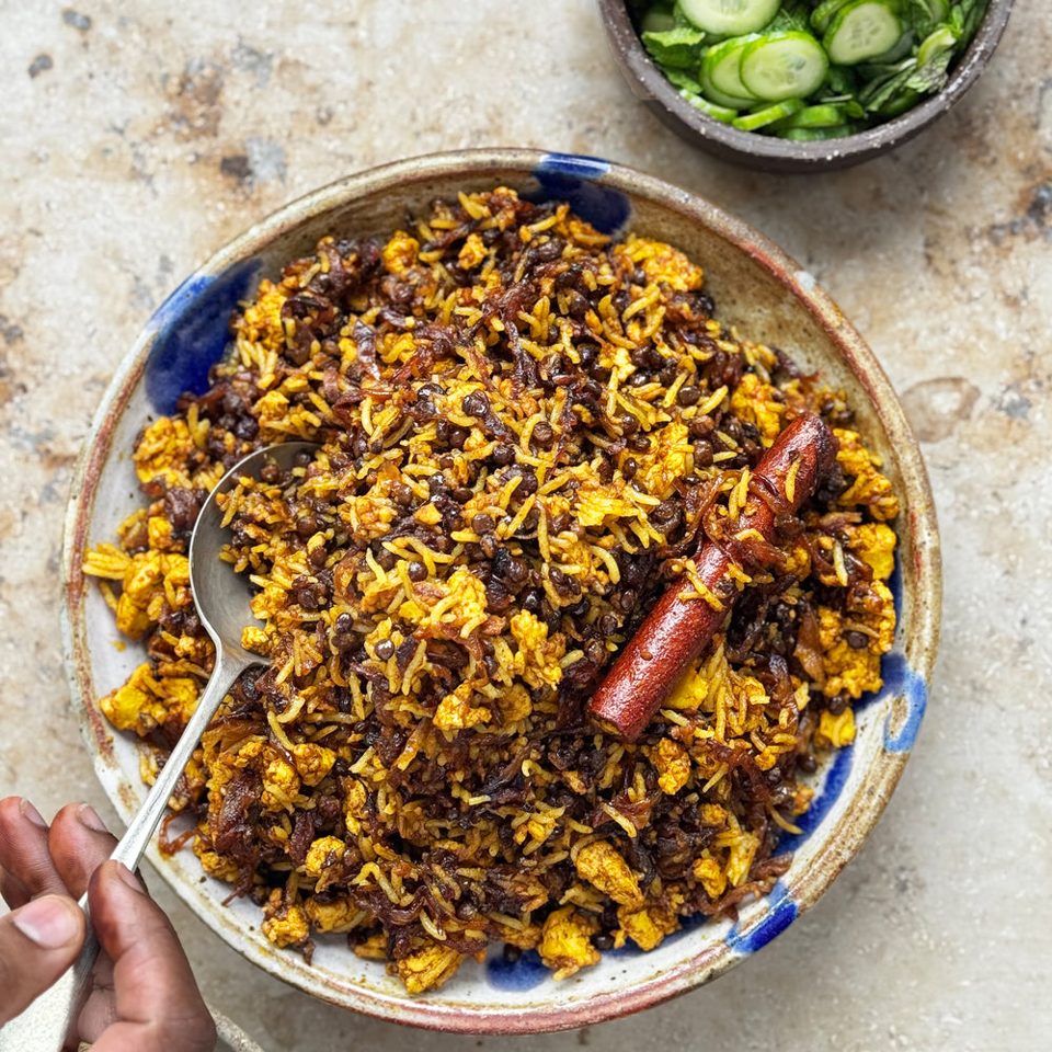 Kejadara con ensalada de pepino y menta