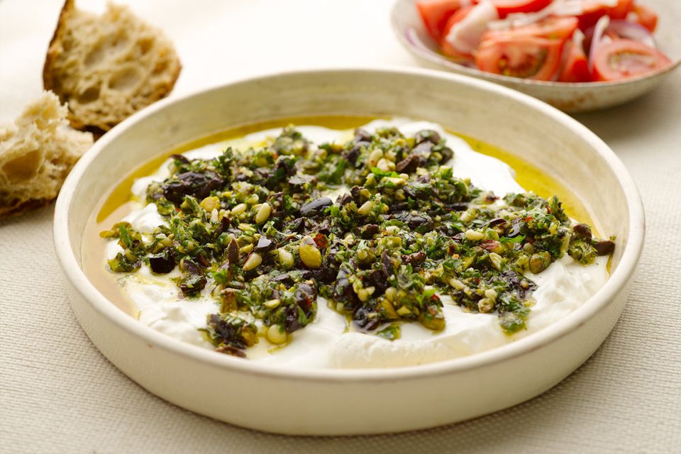 Labneh con aceitunas, pistachos y orégano