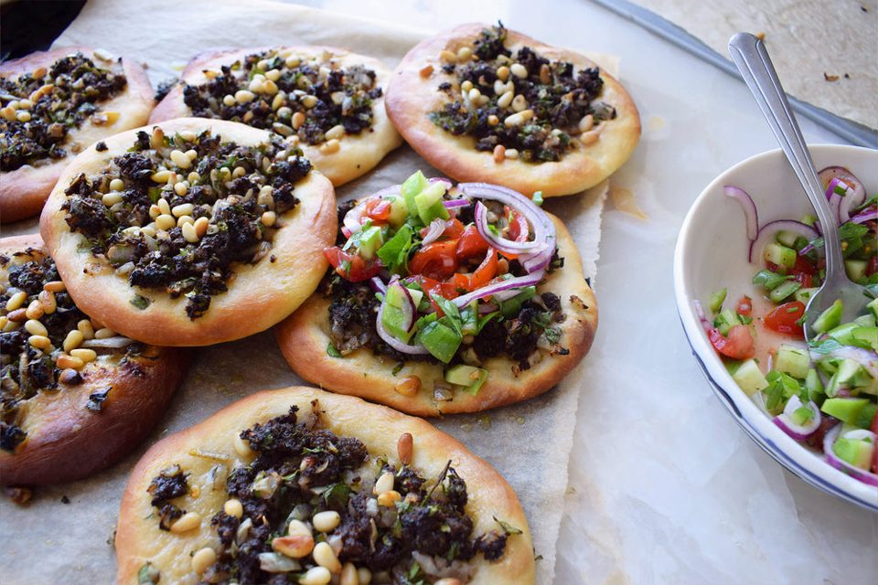 Lahmacun - pizza turca con carne picada de res y ensalada