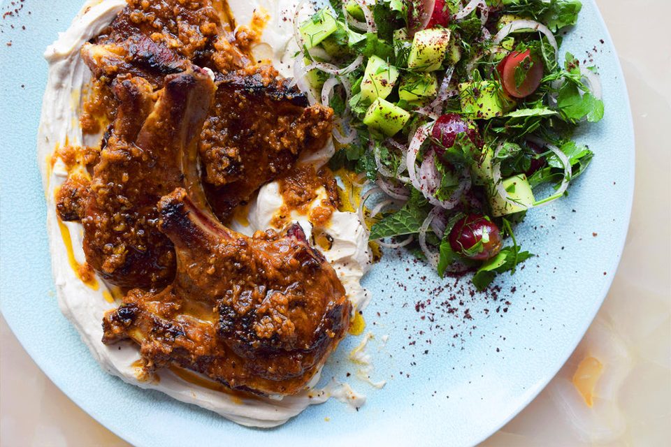 Chuletas de cordero con aceite de pilpelchuma, yogur de tahini y ensalada de hierbas