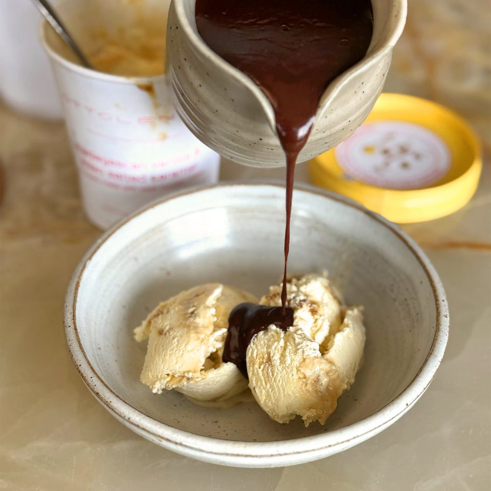 Salsa de fudge de chocolate y malta con cobertura de sésamo