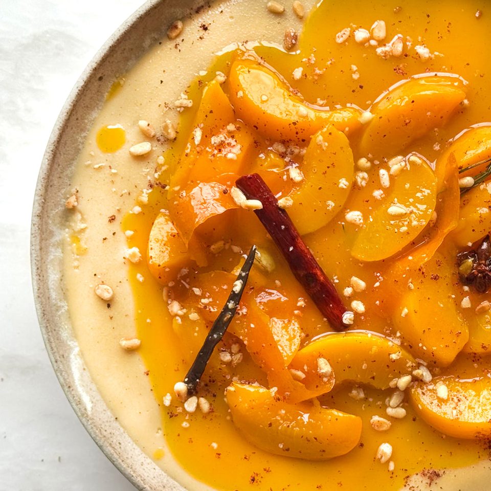 Sinaasappelgriesmeelpudding met gekruide perensiroop