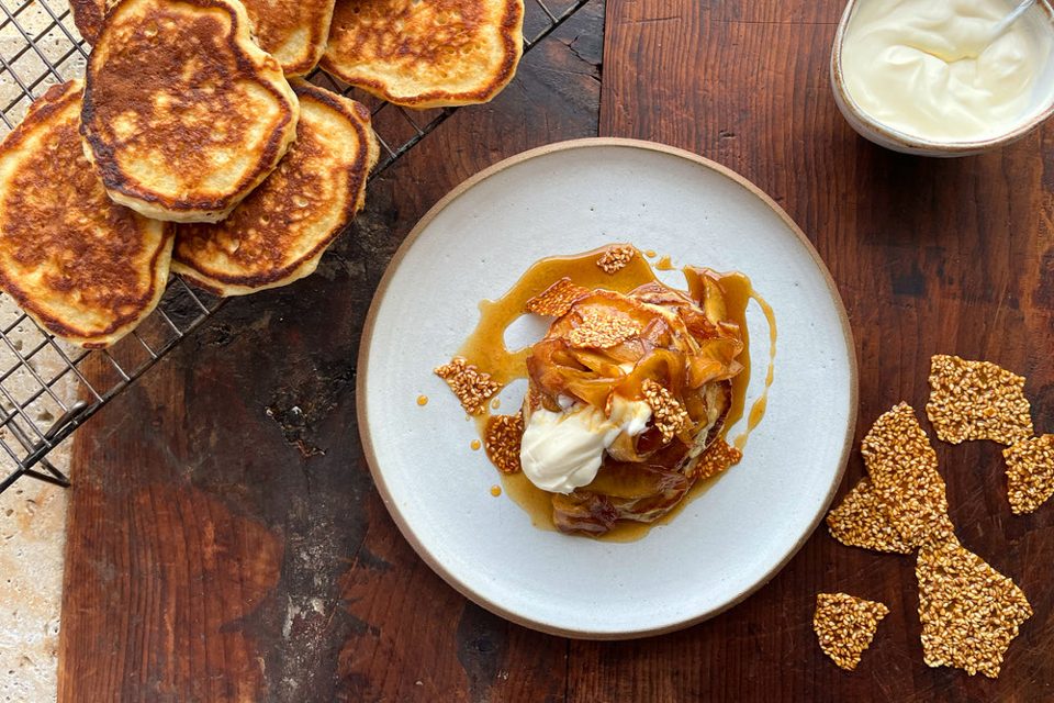 Panqueques con manzanas en mantequilla marrón de arce y praliné de sésamo