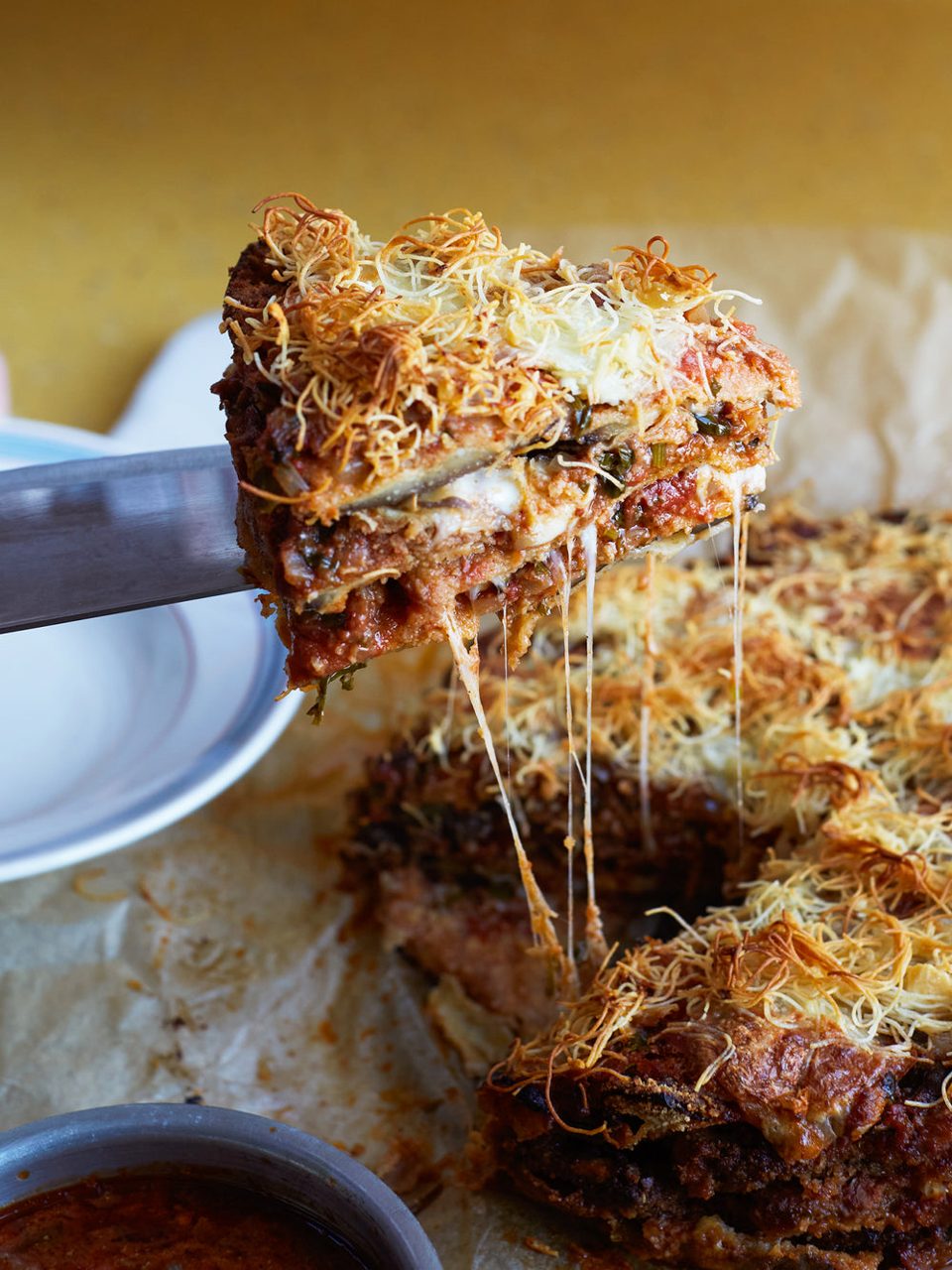 Pastel parmigiana con salsa de tomate