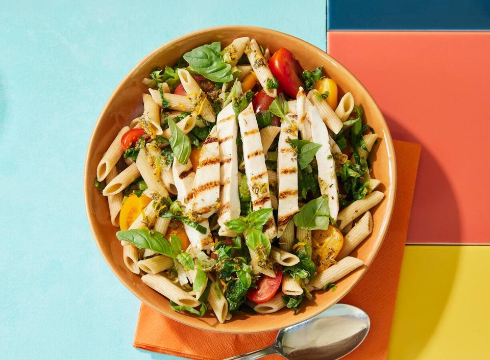Pasta salade met gegrilde kip en sinaasappeldressing