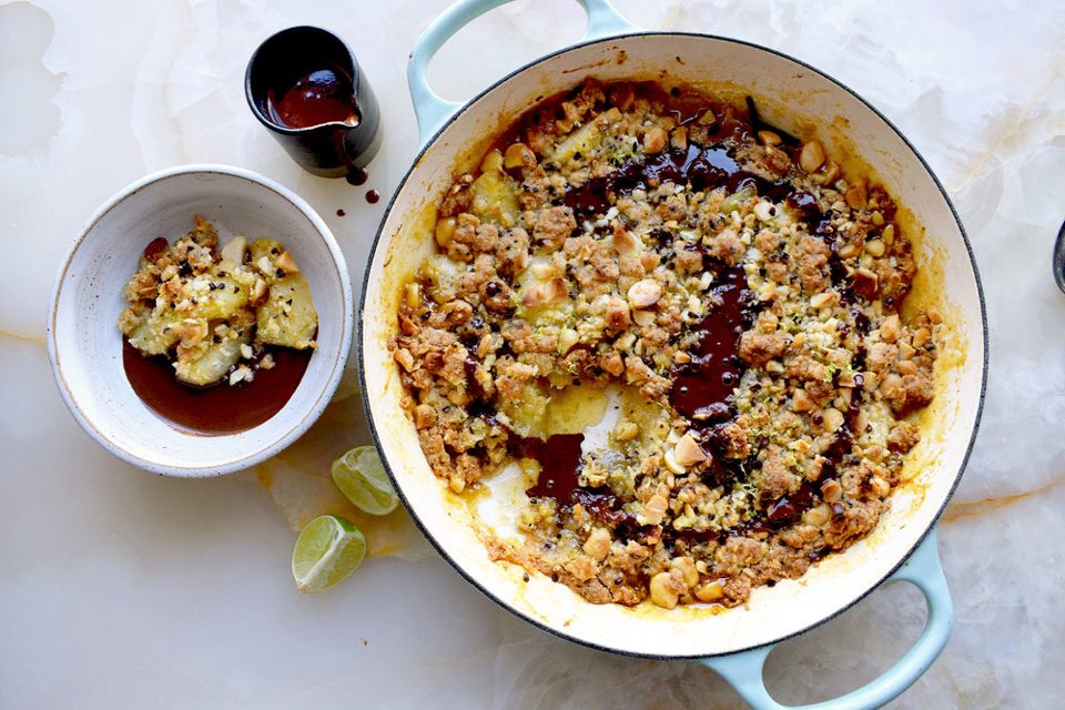 Crumble de pera y macadamia con salsa de chocolate