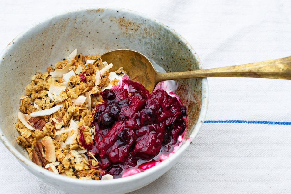 Granola de nuez pecana y coco con ruibarbo asado y grosellas negras