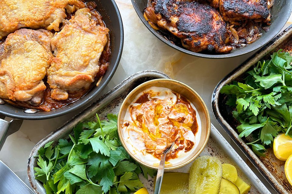 Muslos de pollo con pilpelchuma, crema agria y pepinillos