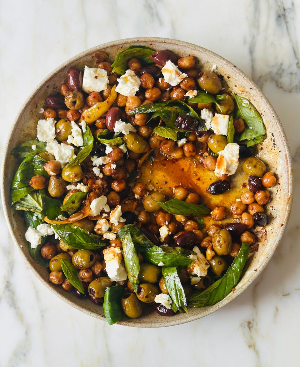 Aceitunas con harissa de granada y garbanzos con feta