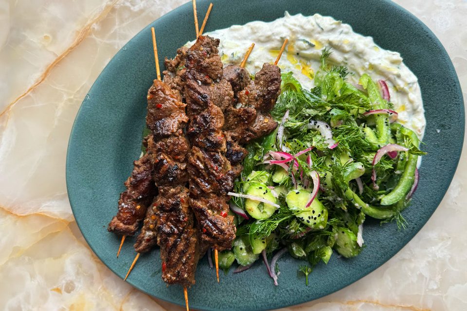 Brochetas de cerdo souvlaki con ensalada de pepino y tzatziki