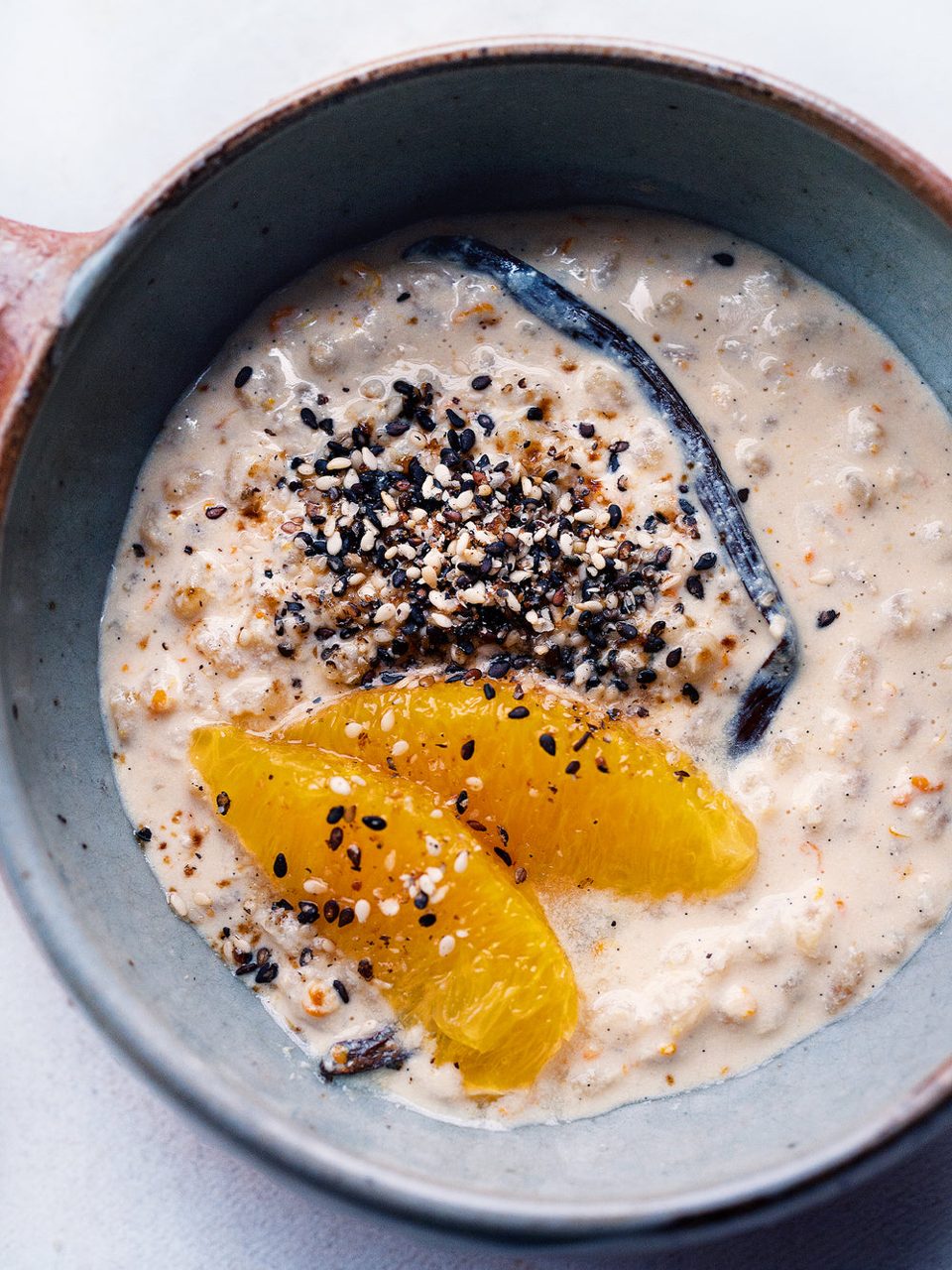 Pudding van gerst, sinaasappel en sesam