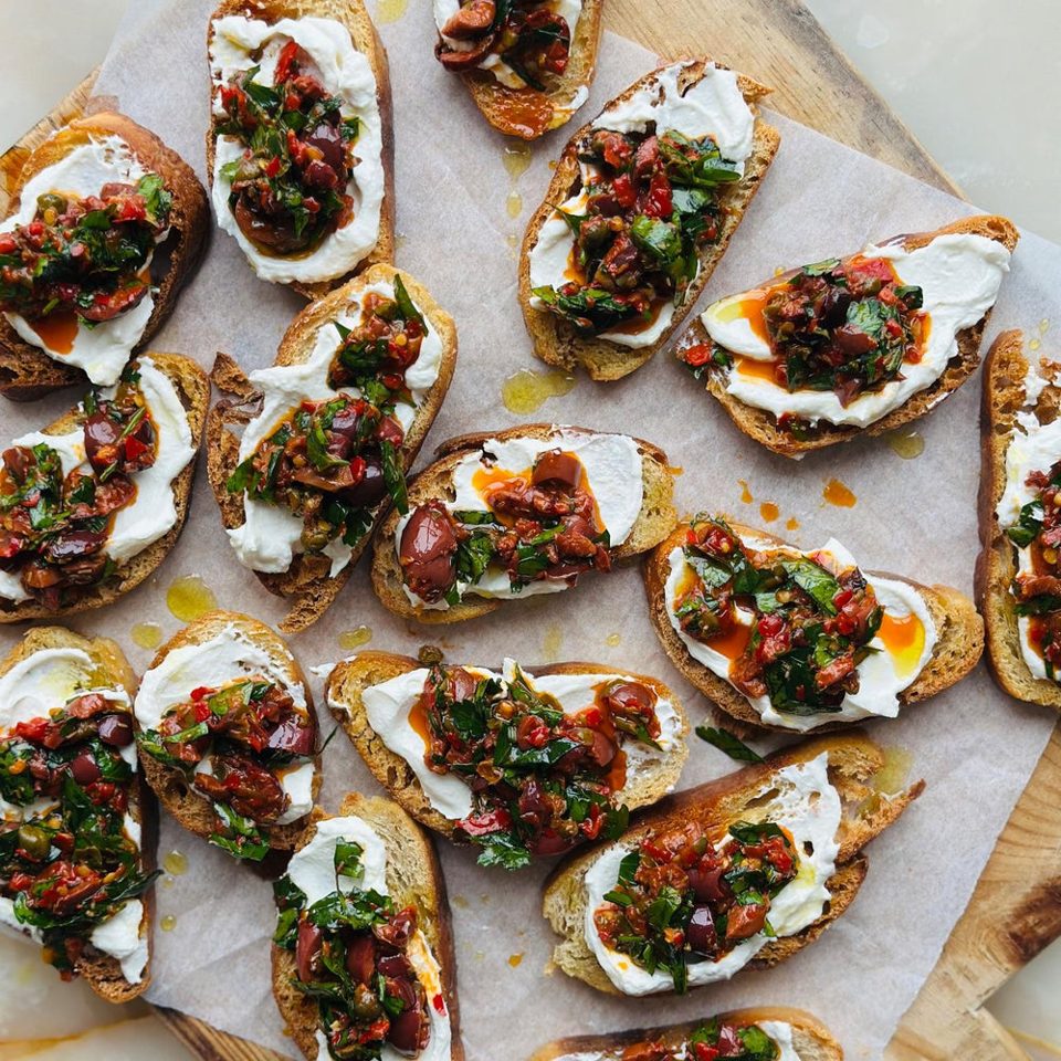 "Crostinis Puttanesca" con ricotta batida